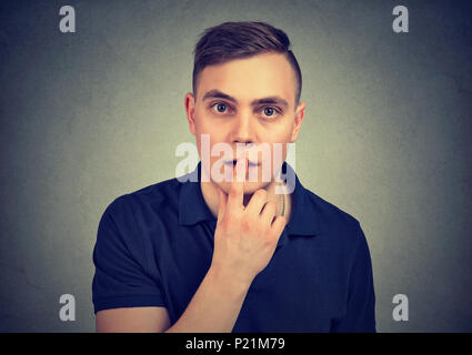 Überrascht, erschrocken Mann an der Kamera auf der Suche Stockfoto