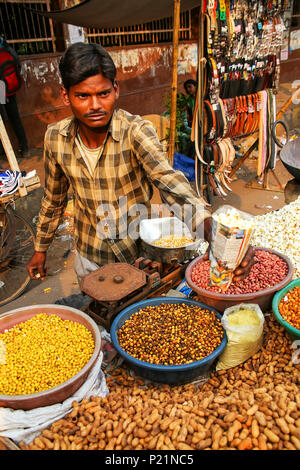 Junger Mann verkauft Popcorn am Kinari Basar in Agra, Uttar Pradesh, Indien. Agra ist eine der bevölkerungsreichsten Städte in Uttar Pradesh Stockfoto