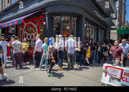 Kunden auf der Linie warten in den Hund Haus am Tag der Eröffnung der ersten New Yorker store am Dienstag, 12. Juni 2018. Waren die Besucher zu einer kostenlosen Hot Dog als Willkommen in Ihrem neuesten Standort in Soho behandelt. Die Kette ist spezialisiert auf fast Casual Dining von Hot Dogs, Würstchen, gegrillte Hähnchen und Burger King Hawaii Brötchen und gekrönt mit ihrer Unterschrift 'baut'. Hund Haus wurde im Jahr 2010 in Pasadena gegründet, Caifornia mit Plänen zu 300 neue Franchisen 2023 öffnen. (Â© Richard B. Levine) Stockfoto