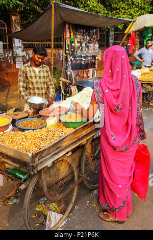 Junger Mann verkauft Popcorn am Kinari Basar in Agra, Uttar Pradesh, Indien. Agra ist eine der bevölkerungsreichsten Städte in Uttar Pradesh Stockfoto