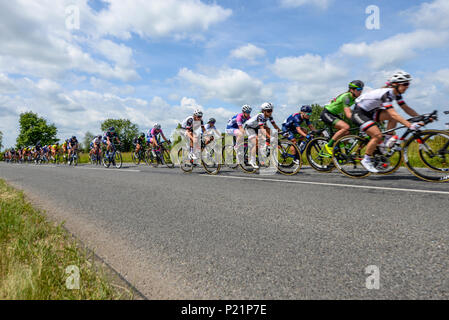 OVO Energie Frauen Tour durch Großbritannien Radrennen durch Saxtead Green, Suffolk, Großbritannien. Lucinda Marke, Ilaria Sanguineti, Maria Confalonieri Gruppe Stockfoto