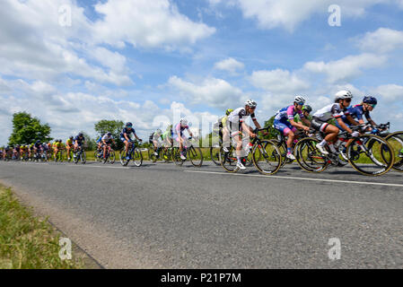 OVO Energie Frauen Tour durch Großbritannien Radrennen durch Saxtead Green, Suffolk, Großbritannien. Lucinda Marke, Ilaria Sanguineti, Maria Confalonieri Gruppe Stockfoto