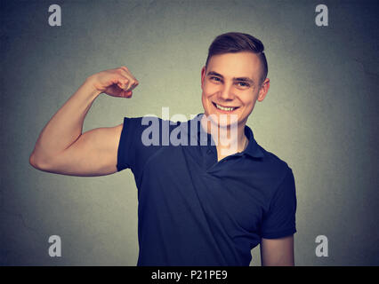 Der Mensch seinen Bizeps Verwindung Stockfoto