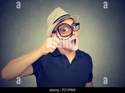 Porträt einer überrascht Forscher durch die Lupe suchen Stockfoto