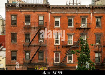 Mietskasernen im Greenpoint Nachbarschaft von Brooklyn am Sonntag, 3. Juni 2018. Zoning Änderungen in 2005 gefördert Wohnentwicklung in Bereichen, die zuvor benannten Industrie. (© Richard B. Levine) Stockfoto