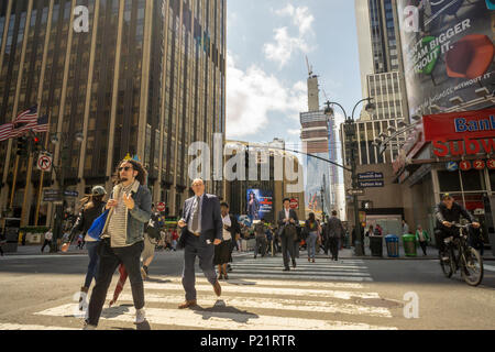 Fußgänger kreuz Seventh Avenue vor dem Madison Square Garden und der Penn Station, mit Brookfield West und den Hudson Yards Entwicklung am Montag, 4. Juni 2018. (© Richard B. Levine) Stockfoto