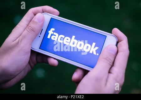 Nahaufnahme des iPhone Bildschirm mit Facebook Logo oder Symbol Stockfoto