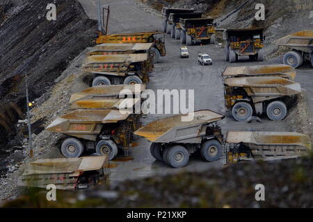 Caterpillar 797 B Abraum Lkw an der Grasberg Mine in Papua, Indonesien, 2018. Bei 4500 m Höhe. Öffnen Sie mir gegen Ende der Produktion Leben kommt Stockfoto