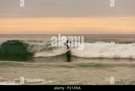 LA VEGA, Asturien, Spanien. 31. Mai, 2017: Surfer am Strand von La Vega, in der Dämmerung, in der Nähe von Llanes, Asturien, Spanien Stockfoto