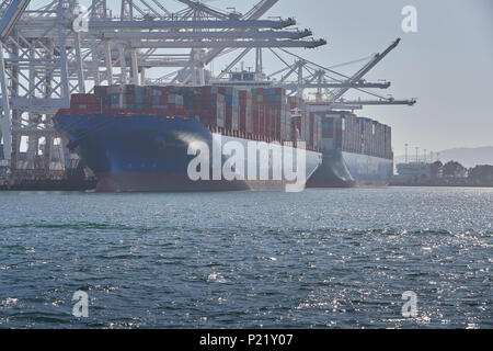 Zwei große COSCO Container Schiffe und die Entladung im Long Beach Container Terminal, Kalifornien, USA. Stockfoto