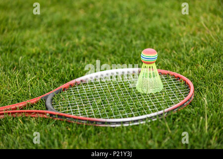 Nahaufnahme der Federball zum Badminton Schläger liegend auf grünem Gras Stockfoto