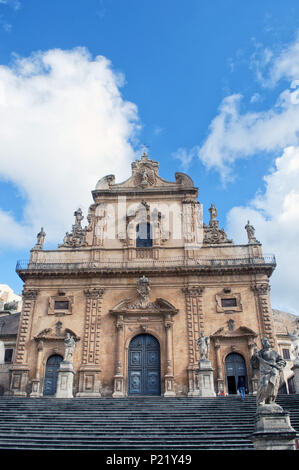 Eine fantastische Aussicht auf die St. Peter Kirche (San Pietro) mit seiner herrlichen barocken Stil an einem sonnigen Tag. Modica, Sizilien, Italien. Unesco Weltkulturerbe. Stockfoto