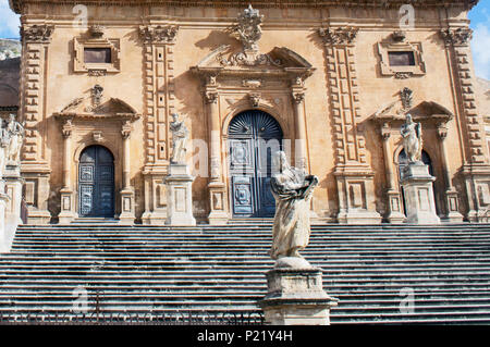 Einen schönen Blick auf die beeindruckende Schritte des Heiligen Petrus (San Pietro) Kirche in der sizilianischen Barock Stadt Modica. Sizilien, Italien. Unesco Weltkulturerbe. Stockfoto