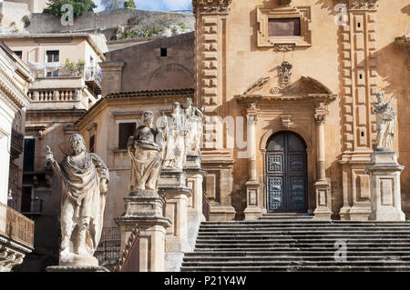 Einen schönen Blick auf die beeindruckende Schritte des Heiligen Petrus (San Pietro) Kirche in der sizilianischen Barock Stadt Modica. Sizilien, Italien. Unesco Weltkulturerbe. Stockfoto