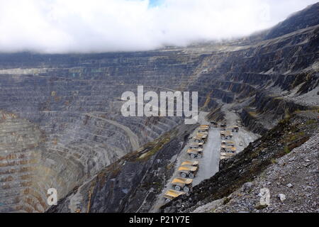 Caterpillar 797 B Abraum Lkw an der Grasberg Mine in Papua, Indonesien, 2018. Bei 4500 m Höhe. Öffnen Sie mir gegen Ende der Produktion Leben kommt Stockfoto