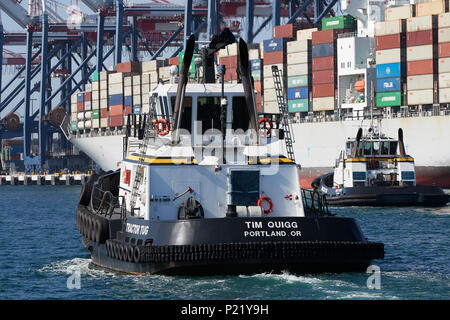 MILLENNIUM MARITIME, Traktor Schlepper, TIM QUIGG, näherte sich der oocl Containerschiff OOCL LONDON Im Hafen von Long Beach, Kalifornien, USA. Stockfoto