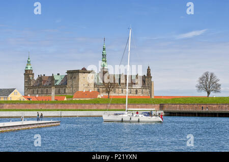 Blick auf Schloss Kronborg, der berühmten Weiler Schloss mit dem Meer und ein Boot in Helsingør (Elsinore), Dänemark, Europa. Shakespeare Orte. Stockfoto