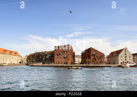 Ein Blick auf die Gebäude, das Meer und ein Boot. Kopenhagen. Dänemark. Skandinavische Architektur Design. Stockfoto
