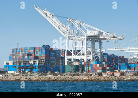 Zwei große COSCO-Containerschiffe, die im Long Beach Container Terminal, Kalifornien, USA, geladen und entladen werden. Stockfoto