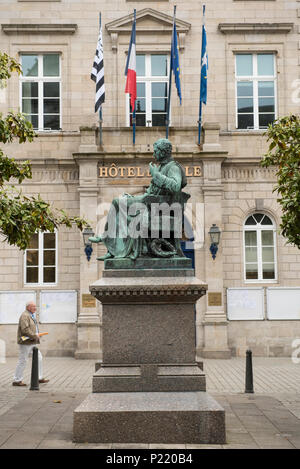 Statue des französischen Arzt Rene Theophile Hyacinthe Laënnec Erfinder des Stethoskops, Quimper Finistère, Bretagne, Frankreich.