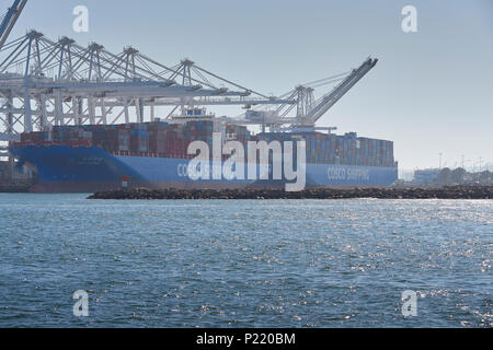 Zwei große COSCO Container Schiffe und die Entladung im Long Beach Container Terminal, Kalifornien, USA. Stockfoto