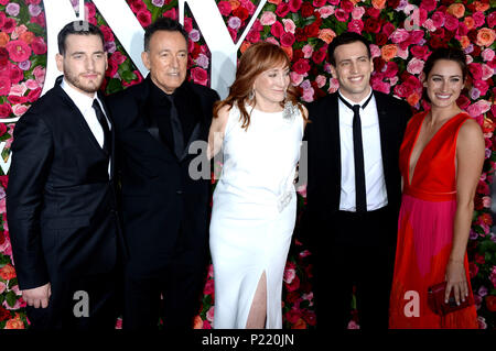 Evan Springsteen, Bruce Springsteen, Patti Scialfa, Sam Springsteen und Jessica Springsteen die Teilnahme an der 72. jährlichen Tony Awards 2018 in der Radio City Music Hall am 10. Juni 2018 in New York City. Stockfoto