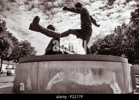 Wm Statue auf Village Green im West Auckland, County Durham, England. UK. Village team West Auckland F.C. gewann die erste WM in 1909. Stockfoto