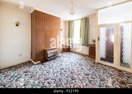 Abgenutzt innen Wohnfläche eines viktorianischen Reihenhaus im Norden von England Stockfoto