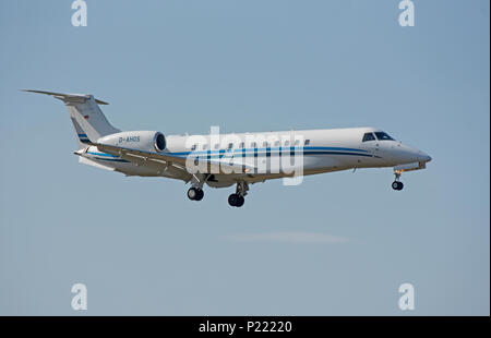 D-AHOS Air Hamburg Embraer-135 BJ Legacy 650 Ansatz von Inverness Dalcross Flughafen. Stockfoto