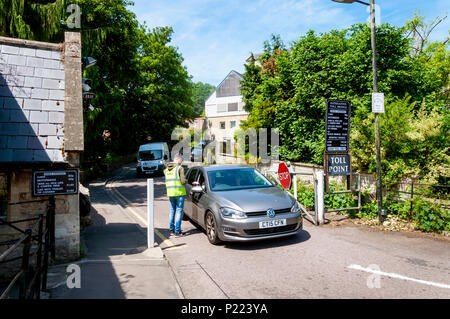 Verkehr den Fluss Avon crossing am Batheaston Toll Bridge Stockfoto