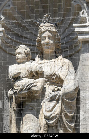Statue von Maria und ihrem Sohn Jesus über dem Eingang der Hl. Jungfrau Maria christain Kirche an der Universität von Oxford, England. Stockfoto