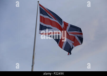 Union Jack Flagge britischen Fliegen in den Wind Stockfoto