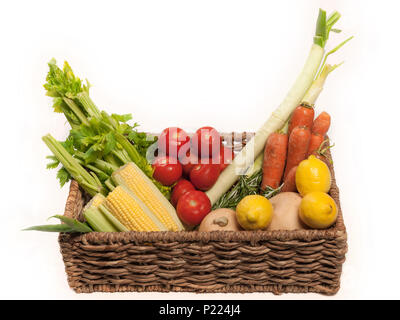 Korb mit frischem Gemüse. Stockfoto