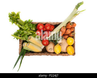 Korb mit frischem Gemüse. Stockfoto