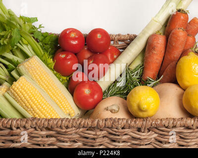 Korb mit frischem Gemüse. Stockfoto