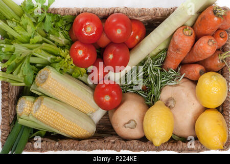 Korb mit frischem Gemüse. Stockfoto