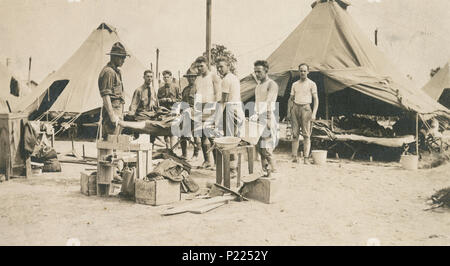 Antike 1917 Foto", die Jungs von mein Zelt" in Camp Hancock. Camp Hancock in der Nähe von Augusta, Georgia war eine militärische Cantonment, die während des Ersten Weltkrieges eröffnet es einen Flugplatz und es diente als Basis für eine behält sich enthalten. Quelle: original Foto Stockfoto