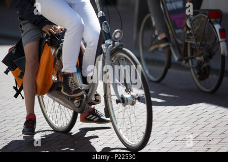 Ein Kind fährt mit dem Fahrrad in Haarlem Stockfoto