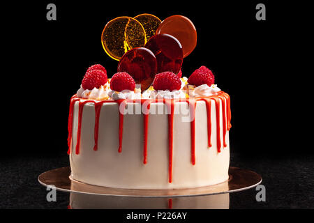 Himbeer Creme Mousse Cake keine gebackene Käsetorte auf schwarzem Hintergrund Stockfoto