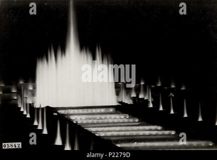 . Italiano: Fontana di Luce ideata dall'azienda Ercole Marelli per la Triennale delle Terre italiane Mostra d'Oltremare che riproduce Il Duomo di Milano, 1940 (Fondazione Isec, Fondo Ercole Marelli). 1. März 2011, 15:50:54. Fondazione Isec onlus - ICAR, Direzione Generale degli Archivi - MIBACT 125 Fontana di Luce ideata dall'azienda Ercole Marelli-san dl SAN IMG -00002616 Stockfoto