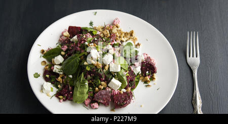 Rote-bete-Salat mit Frischkäse, Baby Spinat und Walnüsse. Europäische Küche. Ökologische Lebensmittel. Vegetarische Vorspeise. Gesunde Lebensweise. Einfache Seite dis Stockfoto