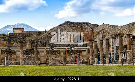 Neapel, Italien - 23. MÄRZ 2018: die Ruinen von Pompeji, mit dem Vesuv im Hintergrund - archäologische Stätte von Neapel, Italien Stockfoto