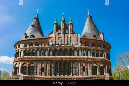 Lübeck, Deutschland - 29. April 2018: Holstentor, einer Stadt Tor markieren die westliche Grenze der Altstadt von Lübeck in Schleswig-Holstein Stockfoto