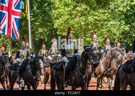 Soldiers of the Blues and Royals zu Pferd, machen sich ihren Weg entlang der Mall in Trooping the Color oder Queen's Birthday Parade, London, Großbritannien Stockfoto