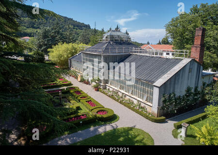 Botanischer Garten von Sežana, Slowenien aus dem 19. Jahrhundert, einem 150 Jahre alten Zeder, Blumenbeete, blühende Laubengänge und die palmarium - Garten der Freude Stockfoto