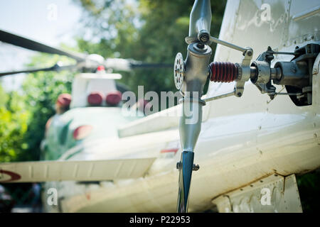 Vintage aufgegeben Hubschrauber, Detail am Heckrotor selektiven Fokus Stockfoto