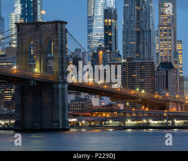 Die Brooklyn Bridge und die Skyline von Manhattan in der Morgendämmerung über dem East River in Brooklyn, New York, USA Stockfoto