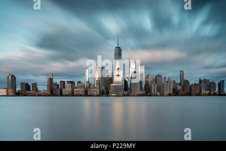 Panoramablick auf die lange Exposition des World Trade Center und die Skyline von Manhattan bei Sonnenuntergang über den Hudson River von New Jersey, New York, USA Stockfoto