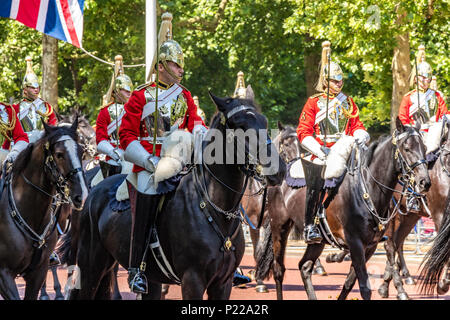 Soldaten der Life Guards zu Pferd, machen ihren Weg entlang der Mall in Trooping the Color oder Queen's Birthday Parade, London, Großbritannien Stockfoto