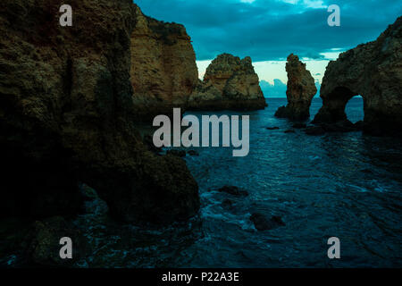 Fantastische und einzigartige Klippen Bildung mit Bögen, Grotten und Schmuggler Höhlen in Lagos, Algarve, Portugal Stockfoto